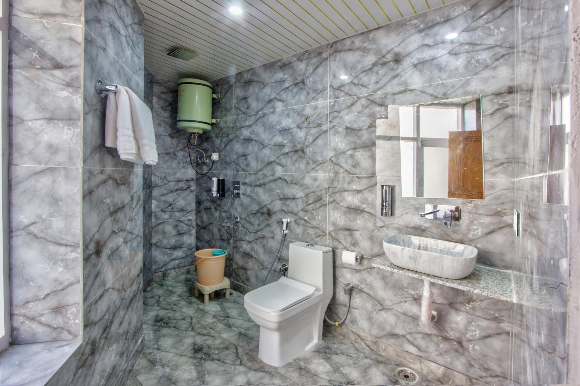 Hotel White Mountain à Manāli Extérieur photo